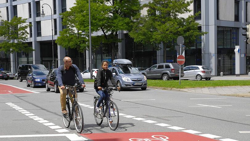 Immer häufiger bekommen Radler eigene Fahrspuren auf der Straße - wie hier in der Briennerstraße. Immer häufiger bekommen Radler eigene Fahrspuren auf der Straße - wie hier in der Briennerstraße.