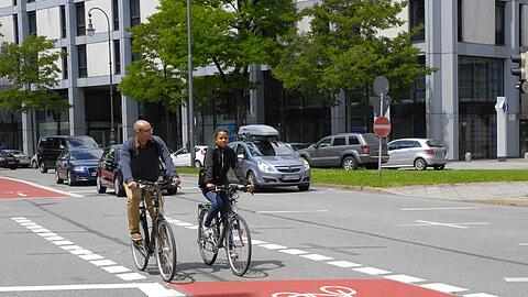 Immer häufiger bekommen Radler eigene Fahrspuren auf der Straße - wie hier in der Briennerstraße.