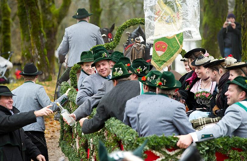 Die Fahrten zu Ehren des heiligen Leonhard von Limoges finden seit ueber 350 Jahren statt. In Bayern gilt der Heilige als Beschuetzer des Viehs und als Patron von Pferd und Reiter. Die Bilder.