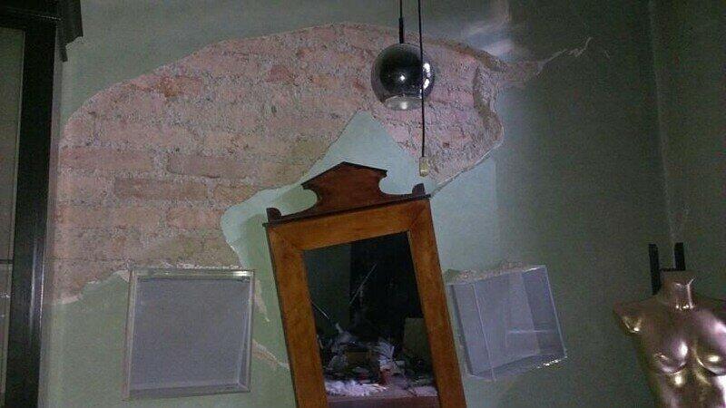 Risse in der Wand, der Putz ist ab. Nur der Spiegel blieb heil.
