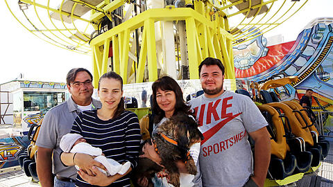 Die Familie Goetzke (von links): Der stolze Opa Michael, Mama Vanessa mit ihrem kleinen Zwackerl Grace, Oma Michaela mit Beschützer-Dackel Ludwig und Onkel Stefan.