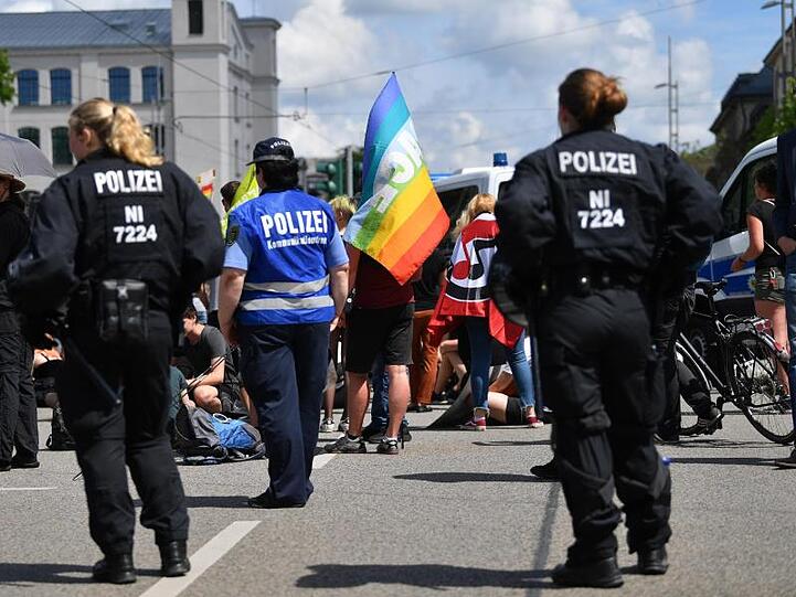 Teilnehmer einer Demonstration gegen Rechtsextreme versammeln sich im Zentrum von Chemnitz.