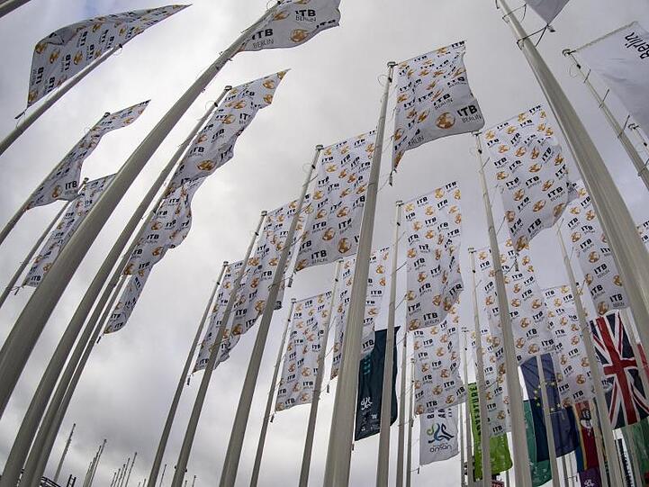 "ITB Berlin" steht auf den Fahnen vor der Messe Berlin. Die Internationale Tourismus Börse findet wegen des Coronavirus nicht statt.