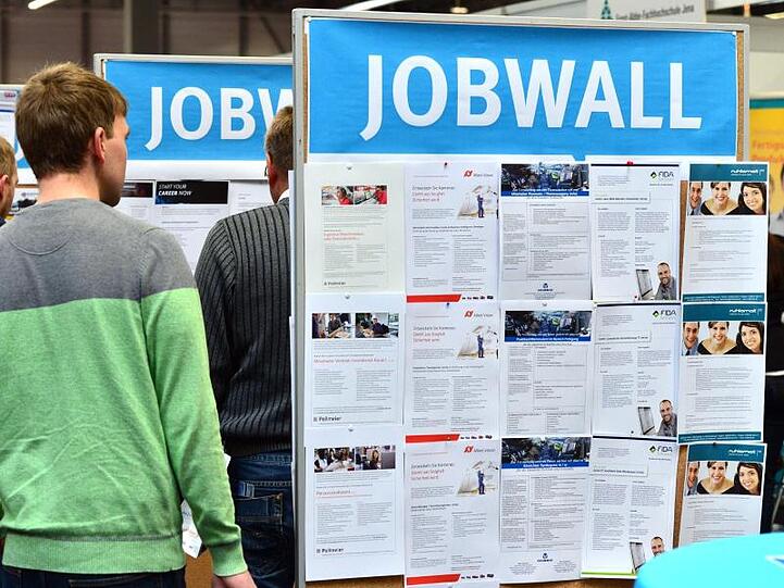 Stellenangebote an einer sogenannten "Jobwall". Der jahrelange Stellenboom in Deutschland hat einen leichten Dämpfer erhalten.