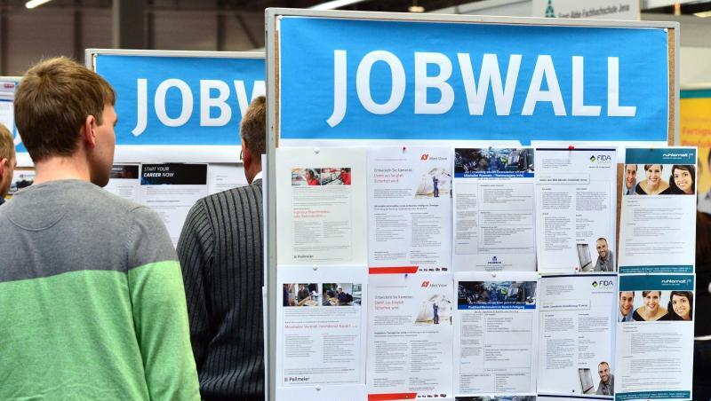 Stellenangebote an einer sogenannten "Jobwall". Der jahrelange Stellenboom in Deutschland hat einen leichten Dämpfer erhalten. Stellenangebote an einer sogenannten "Jobwall". Der jahrelange Stellenboom in Deutschland hat einen leichten Dämpfer erhalten.