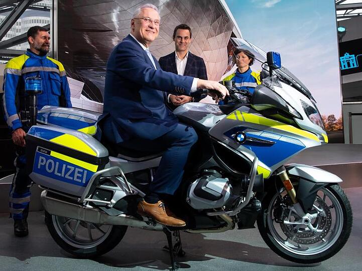 Joachim Herrmann (CSU) sitzt bei der Übergabe von fünf neuen Polizeimotorräder auf einer BMW R 1250 RT. Foto: Sven Hoppe/dpa