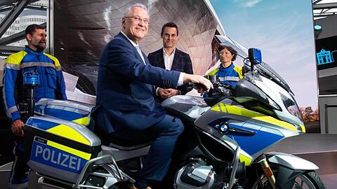 Joachim Herrmann (CSU) sitzt bei der Übergabe von fünf neuen Polizeimotorräder auf einer BMW R 1250 RT. Foto: Sven Hoppe/dpa