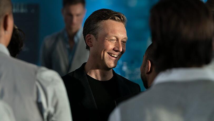 "Tatort Pyramide": Der Firmengründer Christopher Komann (Robin Sondermann) feiert sich selbst und sein Team bei der "Concreta".