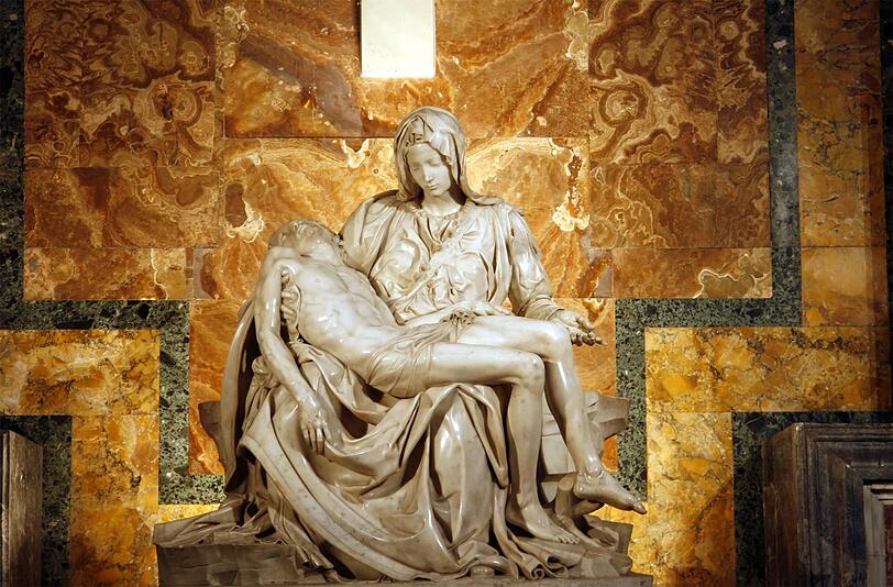 Eine Mutter, die lächelt angesichts des Leichnams ihres Sohnes, das kann man nur verstehen, wenn diese Mutter wirklich an die Auferstehung glaubt.Michelangelos "Pieta" im Petersdom.