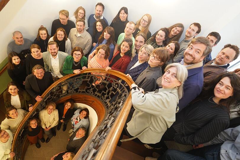 Die neuen kreativen Start-ups zum Gruppenbild versammelt im Treppenhaus des Ruffinihauses. Der neue Wirtschaftsreferent Christian Scharpf (unten Mitte) ist zur Einweihung auch da.