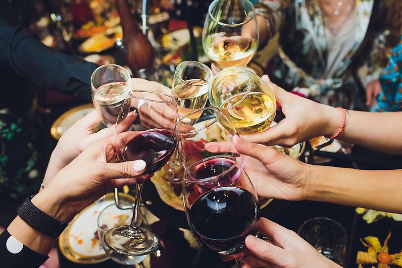 Ein Absacker nach dem Essen? Dass Schnaps die Verdauung anregt, ist ein Mythos, den viele Menschen nur allzu gern als Vorwand für ihr Trinkverhalten nutzen. Denn obwohl Alkohol die Magenmuskulatur entspannt, überwiegt seine schädliche Wirkung. Er reizt die Magenschleimhäute und stört den Verdauungsprozess. Bei regelmäßigem Konsum können die negativen Auswirkungen noch weitreichender sein. Ein Absacker nach dem Essen? Dass Schnaps die Verdauung anregt, ist ein Mythos, den viele Menschen nur allzu gern als Vorwand für ihr Trinkverhalten nutzen. Denn obwohl Alkohol die Magenmuskulatur entspannt, überwiegt seine schädliche Wirkung. Er reizt die Magenschleimhäute und stört den Verdauungsprozess. Bei regelmäßigem Konsum können die negativen Auswirkungen noch weitreichender sein.