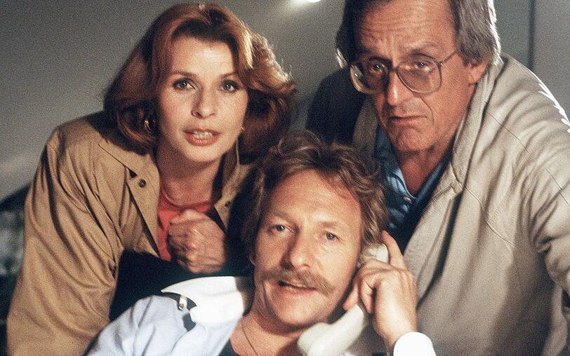 Trio infernale des deutschen Serien-Fernsehens der 80er: Senta Berger, Franz Xaver Kroetz (Mitte) und Dieter Hildebrandt in "Kir Royal". Trio infernale des deutschen Serien-Fernsehens der 80er: Senta Berger, Franz Xaver Kroetz (Mitte) und Dieter Hildebrandt in "Kir Royal".