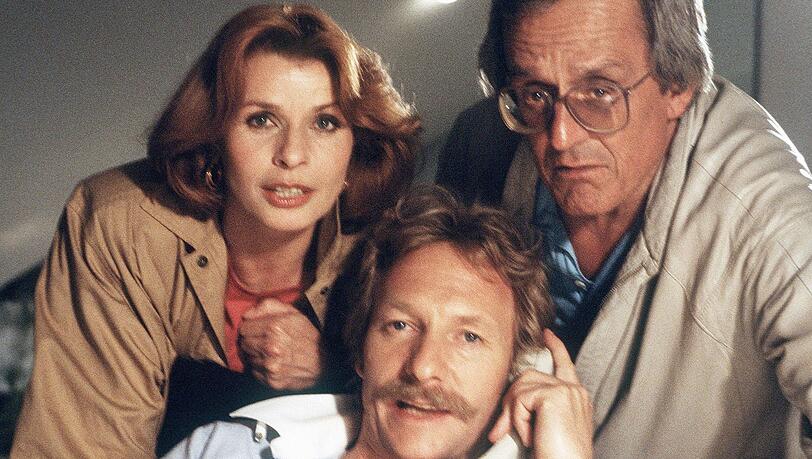 Trio infernale des deutschen Serien-Fernsehens der 80er: Senta Berger, Franz Xaver Kroetz (Mitte) und Dieter Hildebrandt in "Kir Royal". Trio infernale des deutschen Serien-Fernsehens der 80er: Senta Berger, Franz Xaver Kroetz (Mitte) und Dieter Hildebrandt in "Kir Royal".