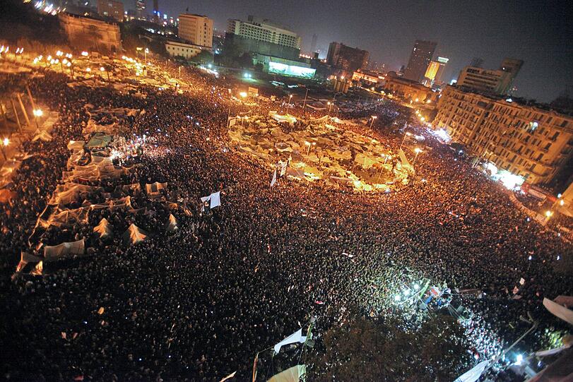 Mehr als zehntausend Menschen haben die Nacht auf dem Tahrir-Platz in Kairo verbracht. Sie harrten nach der Rede des ägyptischen Präsidenten Husni Mubarak am Abend dort aus.
