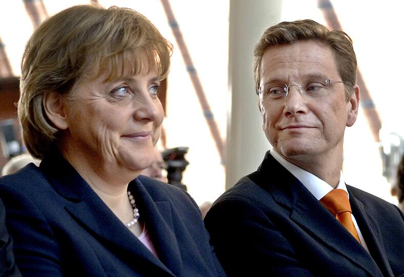 Erste Zusammenarbeit: Merkel und Westerwelle bringen den Bundeshaushalt der Rot-Grünen Koalition vor das Bundesverfassungsgericht.
