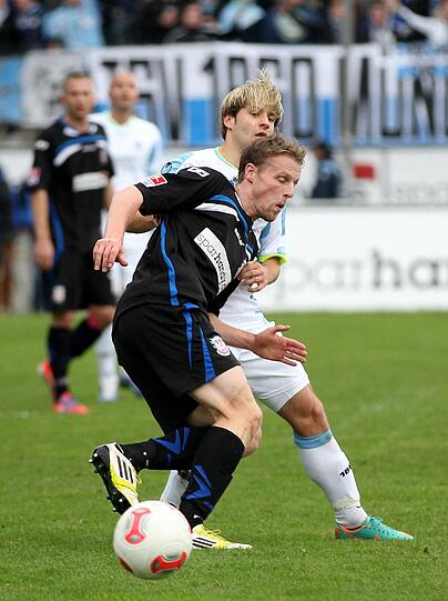 DANIEL HALFAR, NOTE 4: Gehört vielleicht zu den wenigen Spielern in Liga zwei, die Stoppelkamp technisch noch was vormachen könnten. Hielt sein Talent auch in Frankfurt verborgen. Anders als Stoppelkamp scheint er seine Mitspieler in schwierigen Phasen nicht mitreißen zu können, wirkt zu sehr mit sich selbst beschäftigt. Zu überhastet vor dem Tor.
