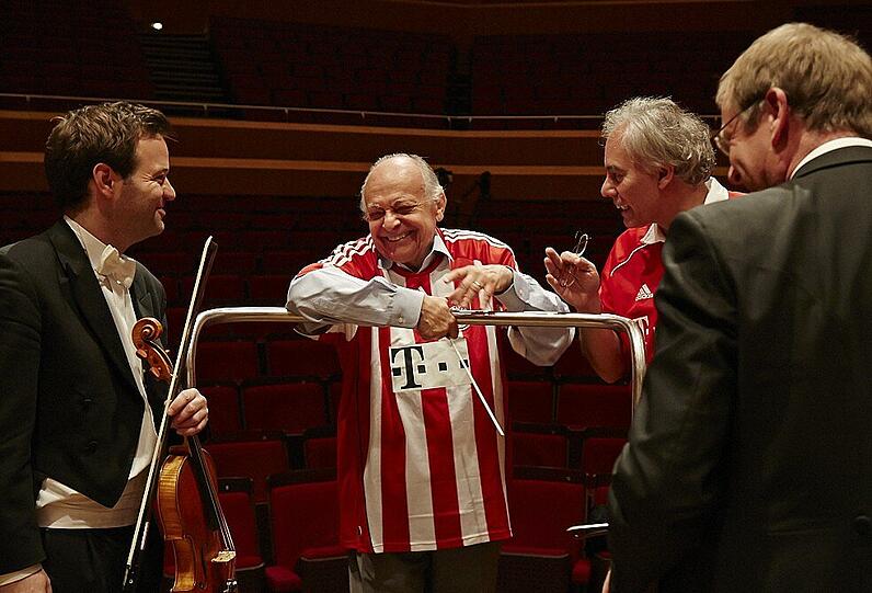Mit ihrem Chefdirigenten Lorin Maazel unterstützen die Münchner Philharmoniker den FC Bayern für's Finale in Wembley: Ein Youtube-Video feuert die Spieler an, den Pokal nach München zu holen.