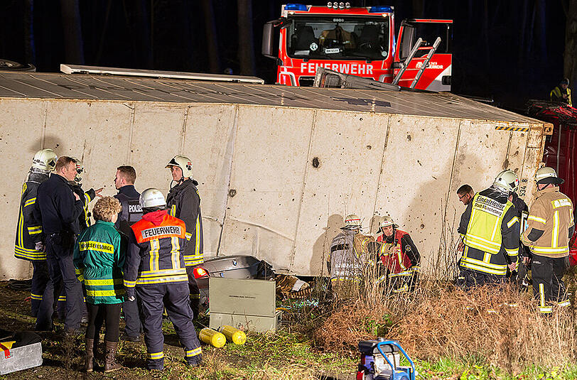 Schrecklicher Unfall nahe Berlin: Aus bislang ungeklärter Ursache kippte ein Lkw auf ein voll besetztes Auto.
