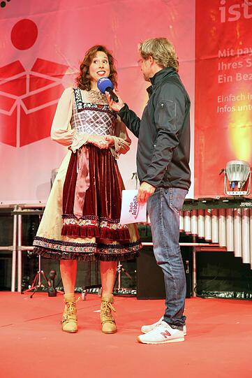 Die wahrscheinlich angesagteste Designerin in der Trachtenszene: Lola Paltinger auf der Bühne mit Moderator Andy Karg.