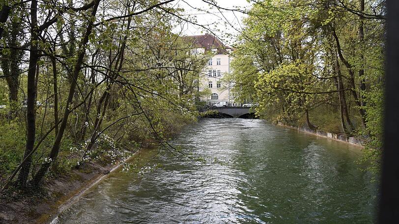 Taucher der Feuerwehr haben eine Leiche aus dem Eisbach in der Nähe des Tivoli-Kraftwerks geborgen. (Symbolbild)
