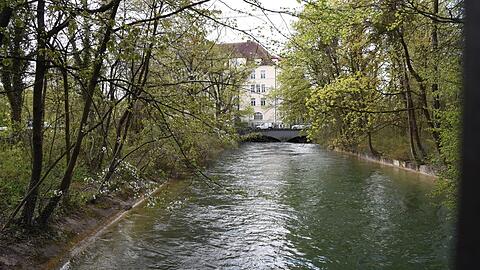 Taucher der Feuerwehr haben eine Leiche aus dem Eisbach in der Nähe des Tivoli-Kraftwerks geborgen. (Symbolbild)