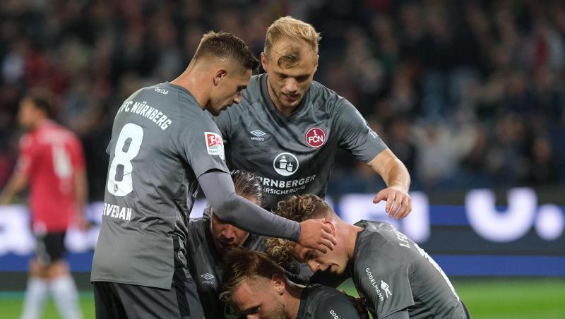 Nürnbergs Spieler feiern Torschütze Hanno Behrens (unten, M) nach seinem Treffer zum 2:0 gegen Hannover 96. Nürnbergs Spieler feiern Torschütze Hanno Behrens (unten, M) nach seinem Treffer zum 2:0 gegen Hannover 96.