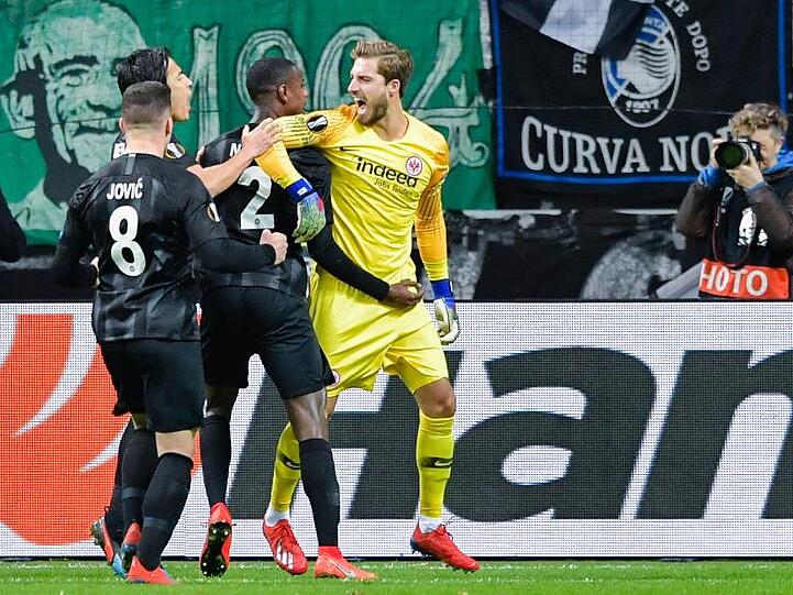 Eintracht-Keeper Kevin Trapp wird nach seinem gehaltenen Elfmeter gegen Inter gefeiert.