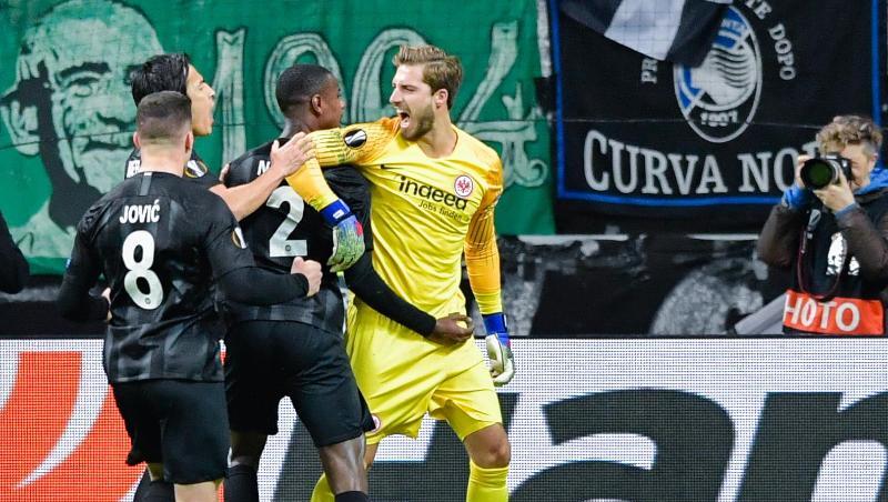 Eintracht-Keeper Kevin Trapp wird nach seinem gehaltenen Elfmeter gegen Inter gefeiert. Eintracht-Keeper Kevin Trapp wird nach seinem gehaltenen Elfmeter gegen Inter gefeiert.