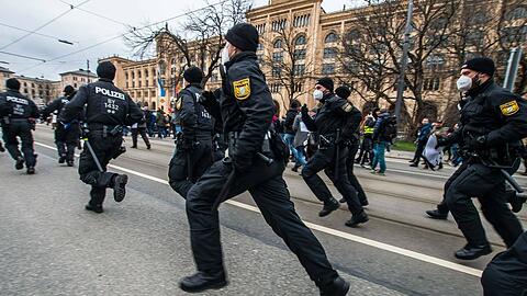 Demonstrationen, Ausflügler und Falschparker: Die Polizei in Bayern wird am Osterwochenende alle Hände voll zu tun haben. (Symbolbild)