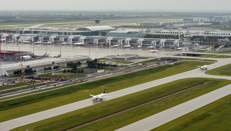 Am Münchner Flughafen wird es in den Sommerferien wieder mehr Betrieb geben.