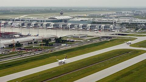 Am Münchner Flughafen wird es in den Sommerferien wieder mehr Betrieb geben.