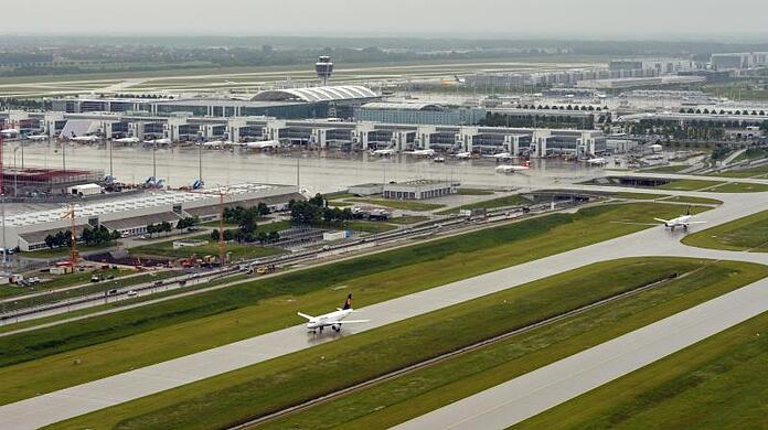 Am Münchner Flughafen wird es in den Sommerferien wieder mehr Betrieb geben.