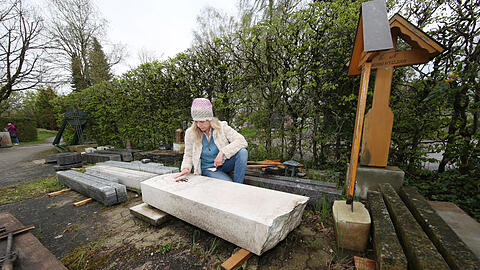 Anette Klammer mit dem Grabstein.