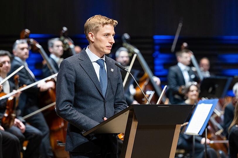 Der Zweite Bürgermeister Domink Krause sprach vor dem Benefizkonzert.
