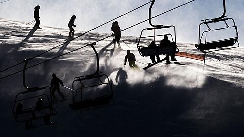 Die beiden Skifahrer stie&szlig;en mit hoher Geschwindigkeit zusammen. (Symbolbild)