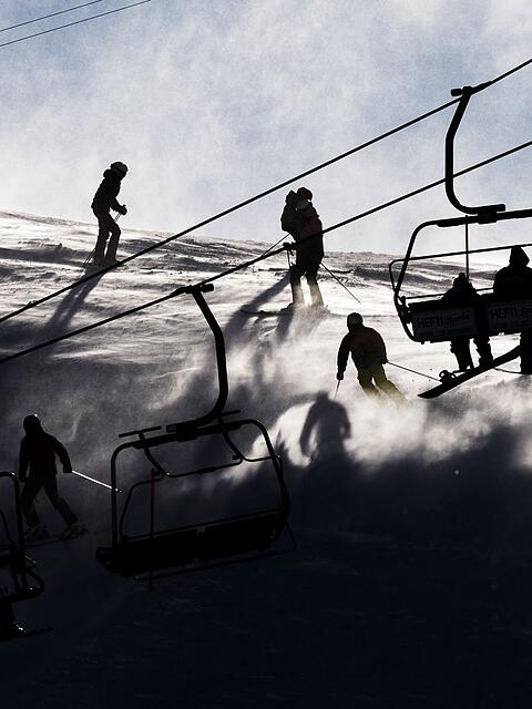 Die beiden Skifahrer stie&szlig;en mit hoher Geschwindigkeit zusammen. (Symbolbild)