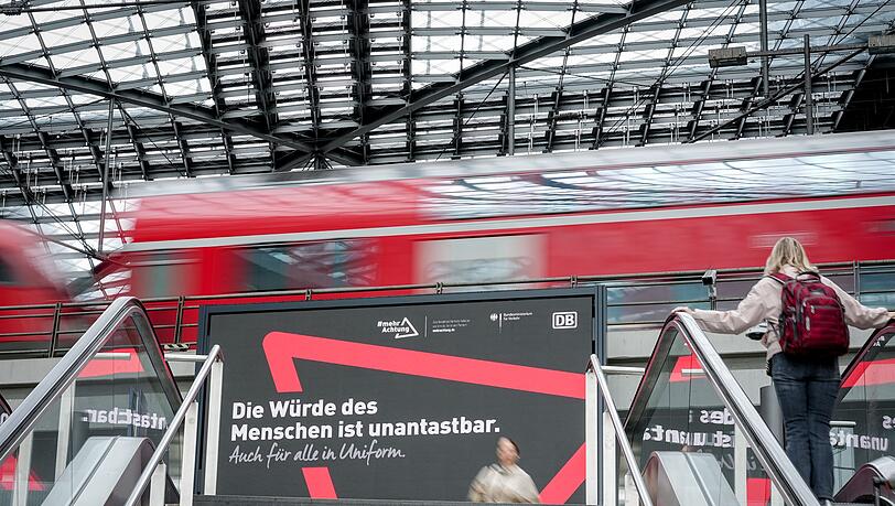 Neben Sicherheitsma&szlig;nahmen sollen Plakate in Bahnh&ouml;fen und Bahnen f&uuml;r weniger Gewalt sorgen.
