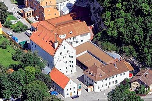 Das Internat Schloss Stein (links): Seit dem tödlichen Felssturz ist es dort mit der Ruhe vorbei.