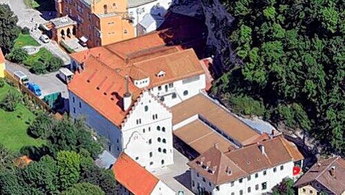 Das Internat Schloss Stein (links): Seit dem tödlichen Felssturz ist es dort mit der Ruhe vorbei.