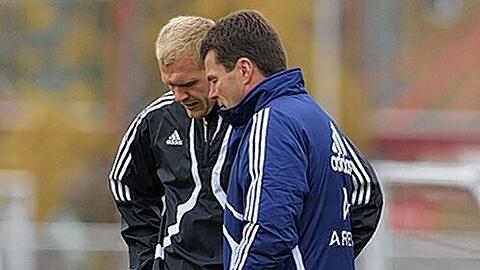 Nach der Pleite in Mainz war Trainer Dieter Hecking ziemlich sauer. Da gab es mit Kapitän Andy Wolf einiges zu bereden.
