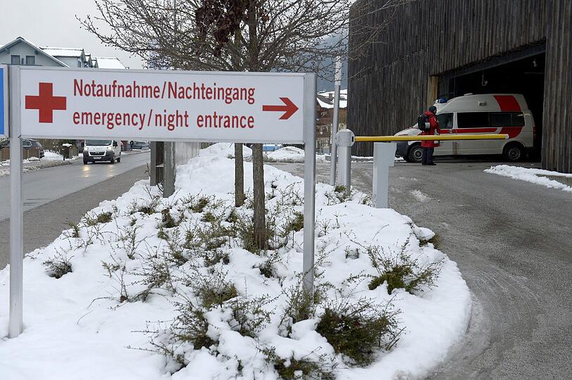 Auf dem schnellsten Weg wird die verletzte Skifahrerin ins Krankenhaus in Schladming gebracht.