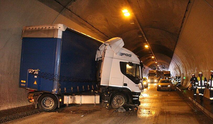 Wegen Glatteis gerät ein Lastzug ins Schleudern. Er prallt gegen eine Tunnelwand und bleibt auf dem rechten Fahrstreifen stehen. Bei dem Versuch, dem Laster auszuweichen und zu bremsen, verlieren zwei nachfolgende Lkw-Fahrer die Kontrolle über ihre Fahrzeuge. Die Sattelzüge verkeilten sich ineinander. Wenig später fahren drei Autos auf die zwei Sattelschlepper auf.