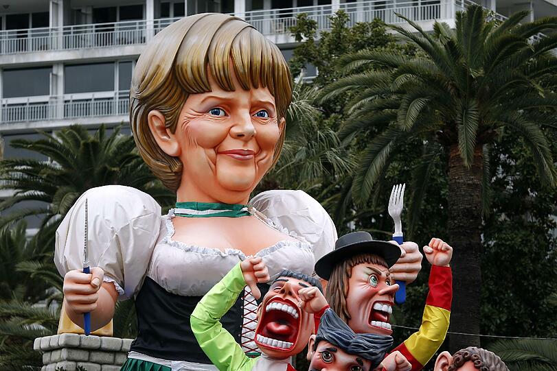 Umzüge in Nizza in Südfrankreich erinnern ein wenig an die Kölner Faschingszüge. Auch die Wägen sind ähnlich kreativ. Eine Angela-Merkel-Parodie mit dem Namen "Angela's euro sauerkraut" zeigt die deutsche Bundeskanzlerin im Dirndl, die sich schwächelnde Euro-Staaten mit ihrem Sauerkraut einverleibt.