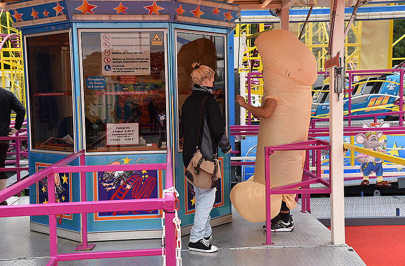 Die Bilder vom "Wilde Maus"-fahrenden Aufblas-Penis.