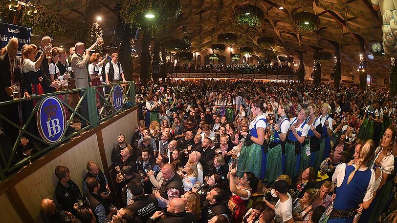 Das Oktoberfest ist vorbei - mit dem traditionellen Kehraus endete die Wiesn. Die Bilder aus dem Hofbräu-Zelt.
