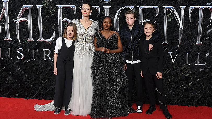 Angelina Jolie mit ihren Kindern Vivienne (v.l.), Zahara, Shiloh und Knox in London