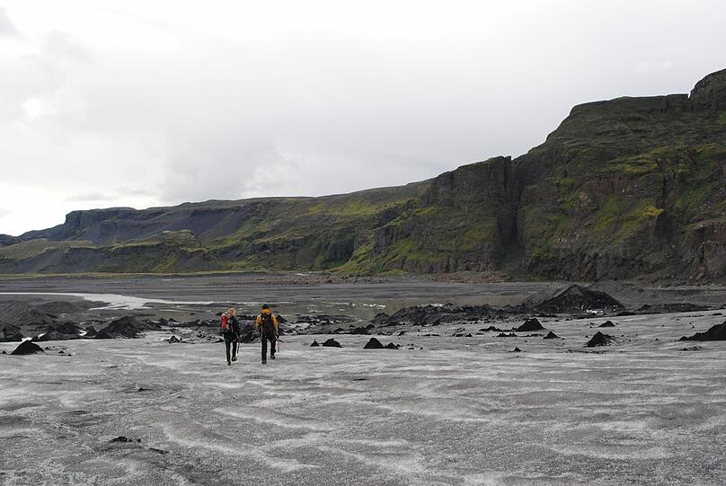 Bergführer Stefansson (in Gelb) mit seiner Kollegin Runa auf Solheimajökull.