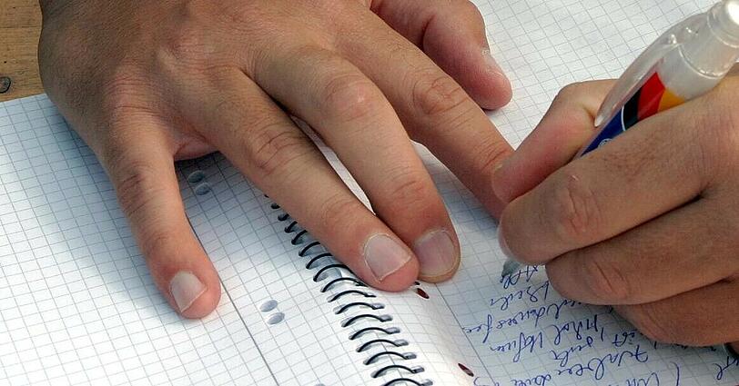 In einem Workshop der Caritas können Trauernde in einem geschützten Rahmen schreiben.