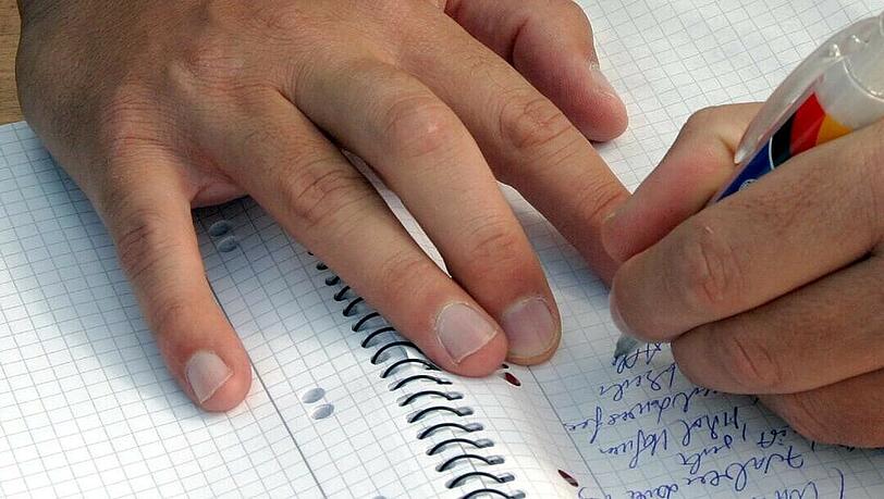 In einem Workshop der Caritas können Trauernde in einem geschützten Rahmen schreiben. In einem Workshop der Caritas können Trauernde in einem geschützten Rahmen schreiben.