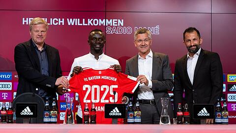 Bayerns neuer Superstar: Sadio Mané (2.v.l.) mit (v.l.) Oliver Kahn, Herbert Hainer und Jubilar Hasan Salihamidzic.
